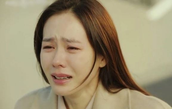 Nửa đêm bỗng có tin nhắn lạ gửi đến, chồng lao vào đánh tôi rồi bị chính bố mẹ đuổi ra đường vì lý do không ngờ