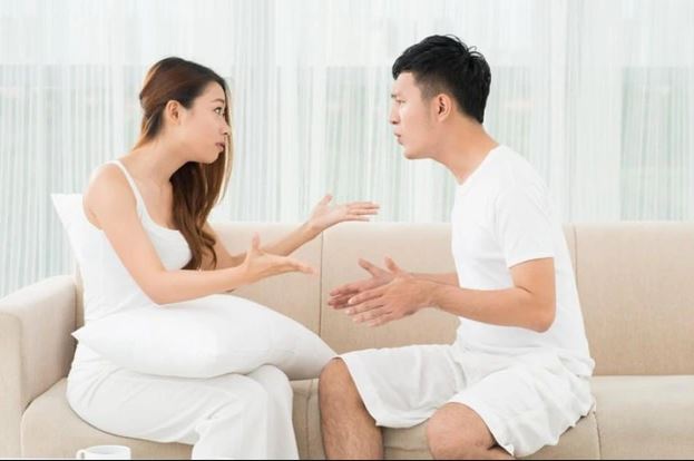 Nửa đêm nghe tiếng thì thầm trong bếp, tôi rón rén đi xuống thì chạnh lòng khi nghe được cuộc trò chuyện của mẹ chồng và chị dâu