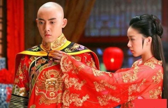 Trong xã hội phong kiến, Phò mã trước khi kết hôn với Công chúa buộc phải “sống thử” với một cung nữ trong đêm trước ngày đại hôn để kiểm tra “năng lực đàn ông”