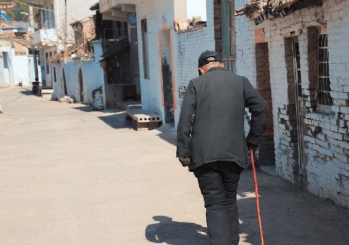 Đến thăm cháu trai trên thành phố, đọc 1 tờ giấy của con dâu, tôi quyết định kéo vali về quê