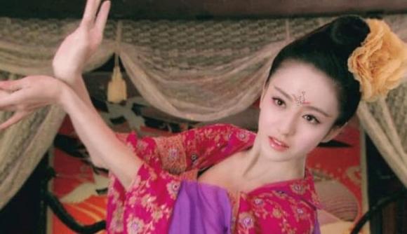 Bà vừa với ra đời đã bị bỏ rơi, 3 ngày liền không ăn không uống vẫn không chết, 29 tuổi lại lên làm Hoàng hậu