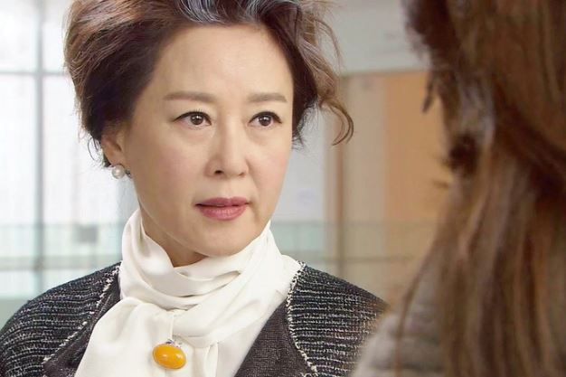 Đưa 2 cây vàng giả cho con dâu giữ hộ rồi đòi vàng thật, mẹ chồng tham lam bị tôi làm cho bẽ mặt