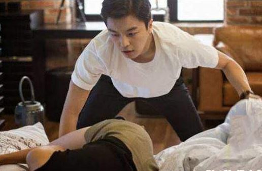 Vừa chạm vào da của vợ tôi đã hét lên, nhảy ra khỏi giường bật công tắc điện để rồi nổi da gà khi nhìn thấy thân thể không bình thường của cô ấy