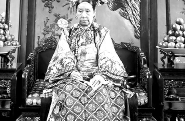 Cung nữ trộm gối của Từ Hi Thái hậu rồi lẩn trốn trong dân gian, 64 năm sau con cháu rạch gối ra xem mới phát hiện bí mật kinh ngạc