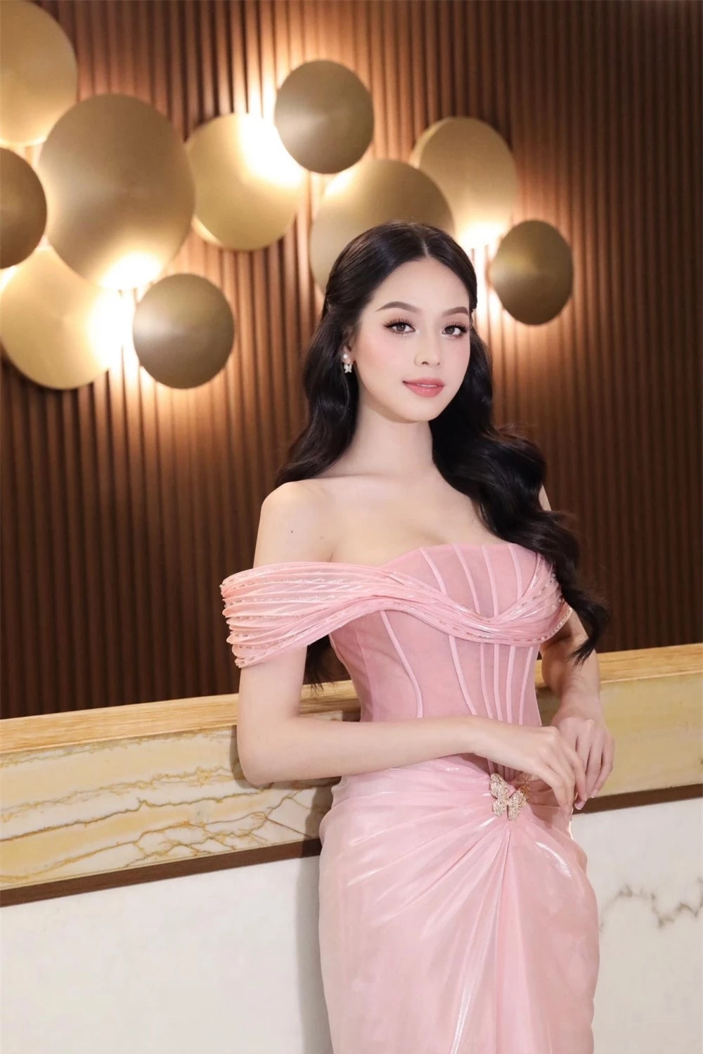 Đã tìm ra lý do Hoa hậu Thanh Thủy ngày càng chăm diện trang phục màu hồng ảnh 1
