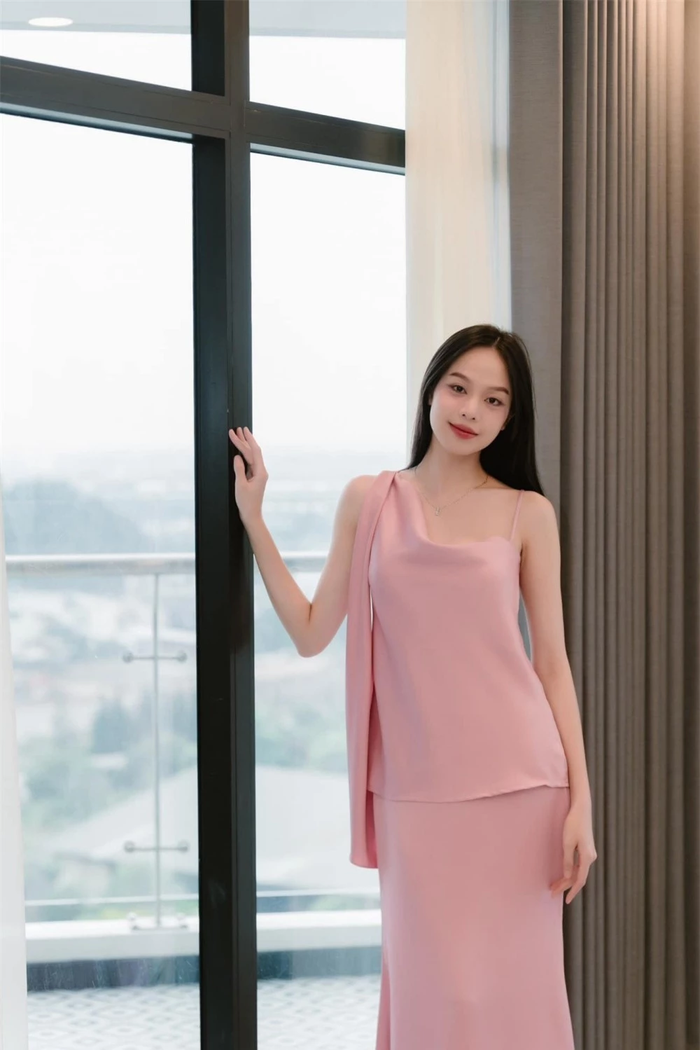 Đã tìm ra lý do Hoa hậu Thanh Thủy ngày càng chăm diện trang phục màu hồng ảnh 2