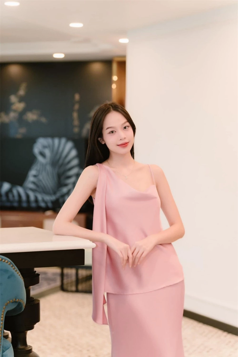 Đã tìm ra lý do Hoa hậu Thanh Thủy ngày càng chăm diện trang phục màu hồng ảnh 3