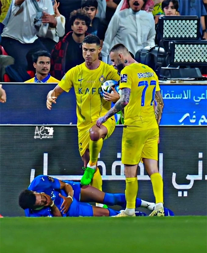 Ronaldo va chạm với cầu thủ Ali Albulayhi bên phía đối thủ