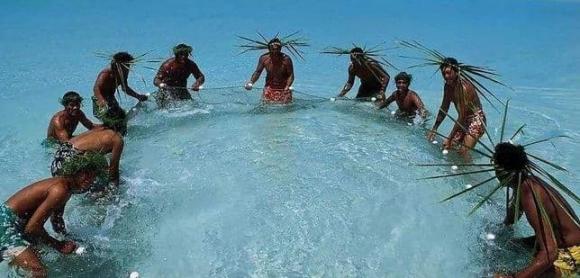 Phụ nữ của bộ tộc nguyên thủy này ăn mặc rất đơn giản, chỉ dùng vỏ sò để 'che đi phần xấu hổ'