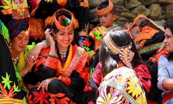 Bộ tộc trường thọ nơi có nhiều phụ nữ đẹp nhất thế giới, không bao giờ bị ung thư, 60 tuổi vẫn có thể dễ dàng thụ thai và sinh con