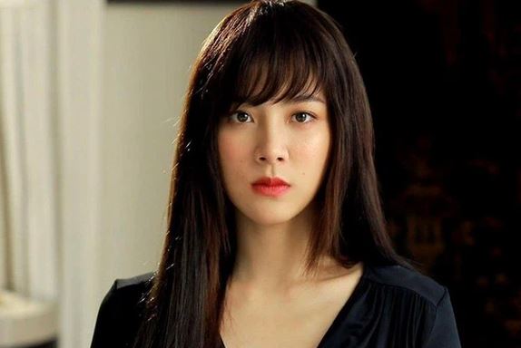 Khi mẹ chồng cẩn thận cầm chiếc kiềng vàng 10 chỉ lên, ở dưới, quan khách đều trầm trồ bà chơi lớn! Riêng tôi không vui khi nhìn thấy dòng chữ khắc trên của hồi môn đó