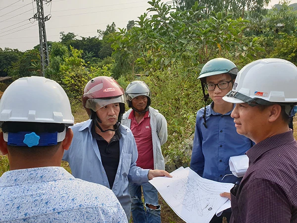 Ông Lê Thanh Quang (bìa phải)phối hợp chính quyền quận Liên Chiểu thúc đẩy công tác giải phóng mặt bằng cho dự án đường ven biển nối cảng Liên Chiểu. 