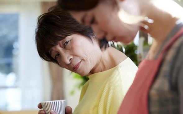 Biết con dâu hiếm muộn, mẹ chồng lạnh lùng yêu cầu trả tự do cho con trai và cái kết