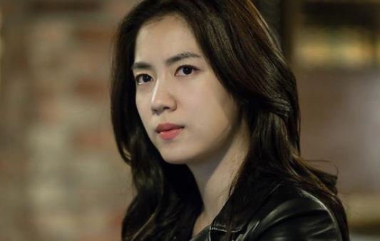 Ném ra cục tiền 400 triệu rồi mẹ chồng khinh khỉnh nói: "Tiền mẹ cho 2 đứa mua nhà, nhưng nhà này chỉ con trai mẹ được đứng tên trong sổ đỏ"