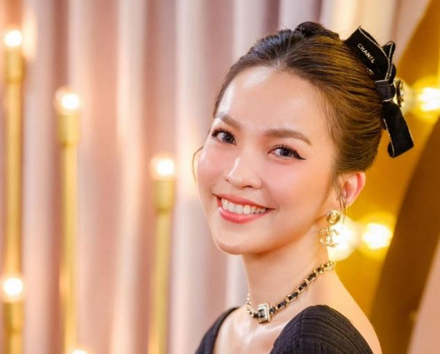 Nữ ca sĩ là mẹ đơn thân, 42 tuổi mê làm công chúa với tủ váy xoè điệu hơn con gái