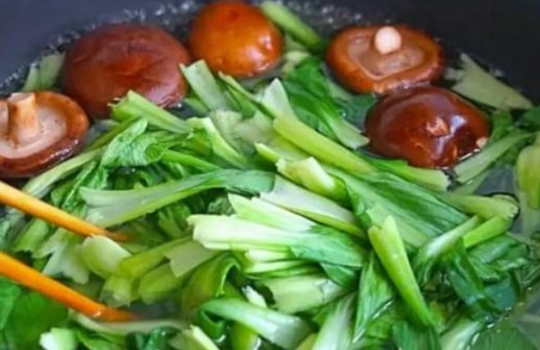 Ăn 4 loại rau này nhất định phải chần qua, hôm nay mới biết được nguyên nhân, đọc xong sẽ báo ngay cho gia đình