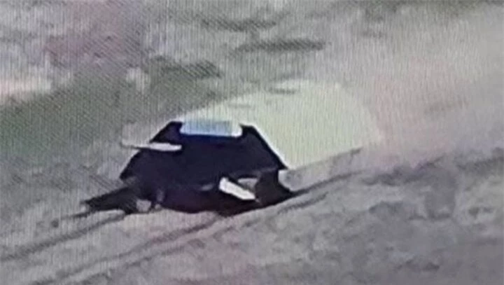 Hình ảnh được cắt từ video, cho thấy một chiếc xe tăng Nga được bọc lớp giáp đặc biệt.