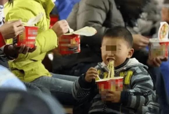 Con trai ăn mì trên tàu cao tốc nhưng lại bị người xung quanh chửi là 'vô học', lời nói của người cha khiến mọi người im lặng