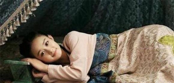 Tại sao cung nữ thời cổ đại lại ngủ nghiêng và chân của họ phải được đặt đúng cách? Lý do cho điều này là gì?