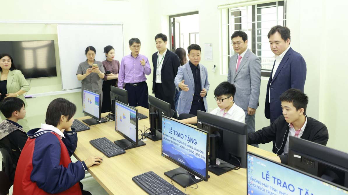 Lạng Sơn: Trao tặng phòng học máy tính, thư viện cho Ngôi trường Hy vọng