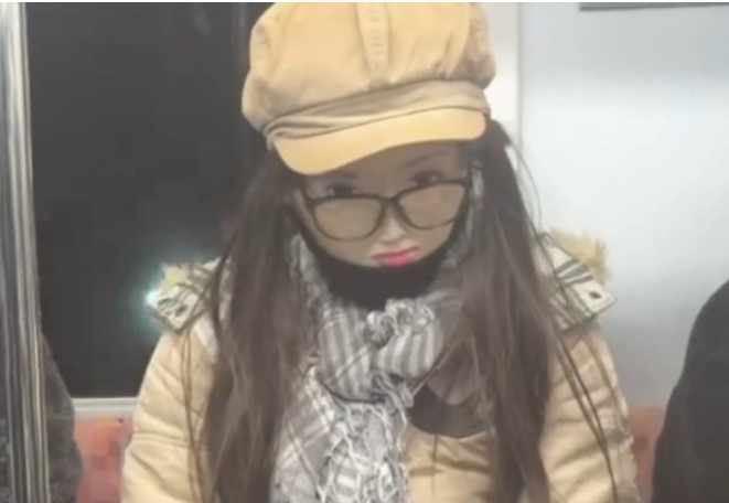 Bức ảnh cô gái ngồi trên tàu điện ngầm: Tưởng bình thường nhưng ẩn chứa bí mật khiến dân tình kinh hãi