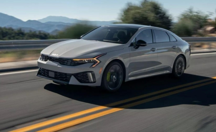 Kia K5 2025 chốt giá bán cao hơn bản tiền nhiệm, sẵn sàng cạnh tranh Toyota Camry