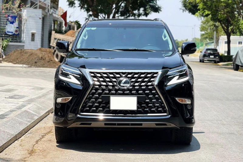 Xe sang off-road Lexus GX 460 lăn bánh 4 năm xuống giá ngang một chiếc Mercedes-Benz C200