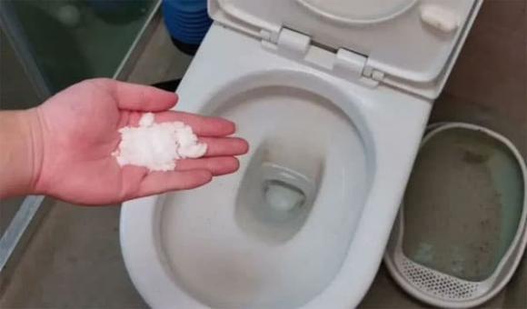 Rắc một nắm muối vào bồn cầu, không ngờ lại mạnh đến thế, mỗi năm tiết kiệm được hàng trăm đô la, cả nhà đều khen kỹ năng của tôi!