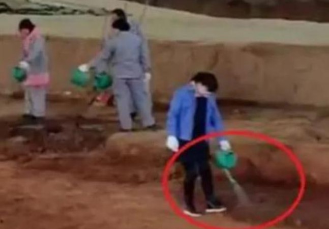 Nhân viên làm việc tại khu di tích đất nung ở lăng mộ Tần Thủy Hoàng thường xuyên phải tưới nước lên mặt đất, tại sao?