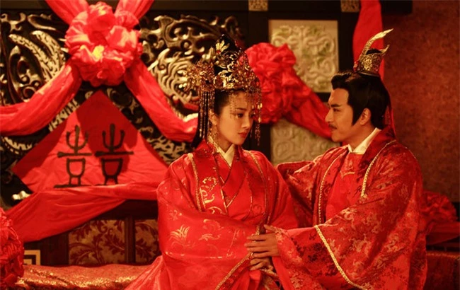 Hoàng đế vì quá yêu Vương hậu mà tổ chức cả "đám cưới ma" gả nàng cho Tiên tổ, biết danh tính của nàng ai cũng hiểu lý do vì sao - Ảnh 2.