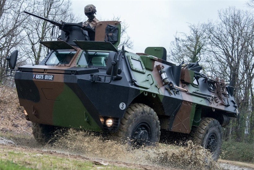 Xe bọc thép chở quân bánh lốp VAB đang được Pháp loại biên nhanh chóng. Xe bọc thép chở quân bánh lốp VAB đang được Pháp loại biên nhanh chóng.