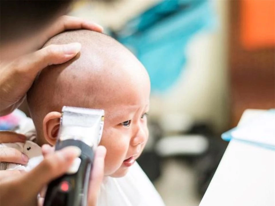 Vì sao cha mẹ không nên cạo trọc đầu cho con trong mùa nóng?