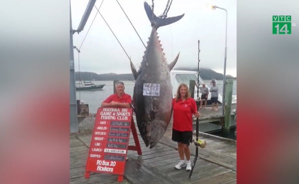 Nữ cần thủ bắt cá ngừ vây xanh nặng 111 kg