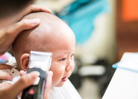 Vì sao cha mẹ không nên cạo trọc đầu cho con trong mùa nóng?