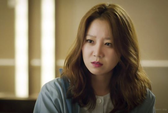 Chồng mới mất 2 ngày thì mẹ chồng lén lút giấu chiếc hộp lạ, tôi uất nghẹn khi thấy thứ bên trong