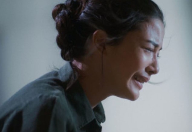 Đưa con tới nhà chồng cũ chơi, bà nội tặng cháu chiếc cặp sách mới, mở ra tôi bật khóc