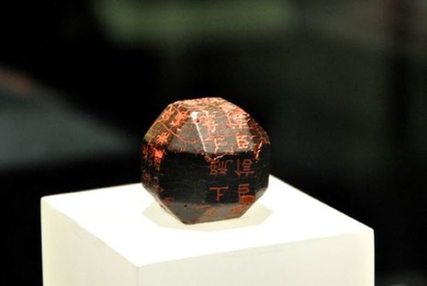 Cậu bé nhặt được cục than đen sì, mang đi thẩm định, 10 năm sau mới biết là bảo vật duy nhất thế giới