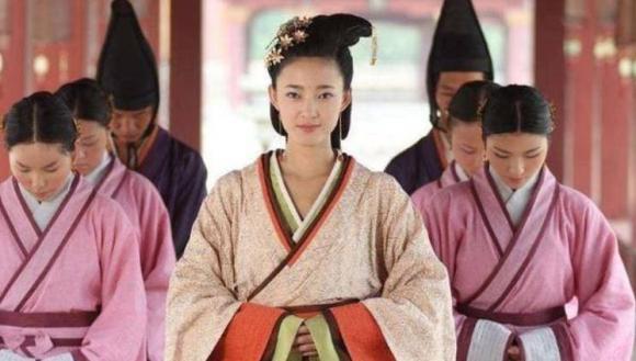 Tr&#x1B0;&#x1EDB;c khi v&#xE0;o cung th&#x1EDD;i c&#x1ED5; &#x111;&#x1EA1;i, c&#xE1;c cung n&#x1EEF; ph&#x1EA3;i t&#x1EA9;y u&#x1EBF; th&#xE2;n th&#x1EC3;, c&#xE1;ch &#x111;&#x1ED1;i x&#x1EED; b&#x1ED9;c l&#x1ED9; b&#x1EA3;n ch&#x1EA5;t x&#x1EA5;u xa c&#x1EE7;a con ng&#x1B0;&#x1EDD;i