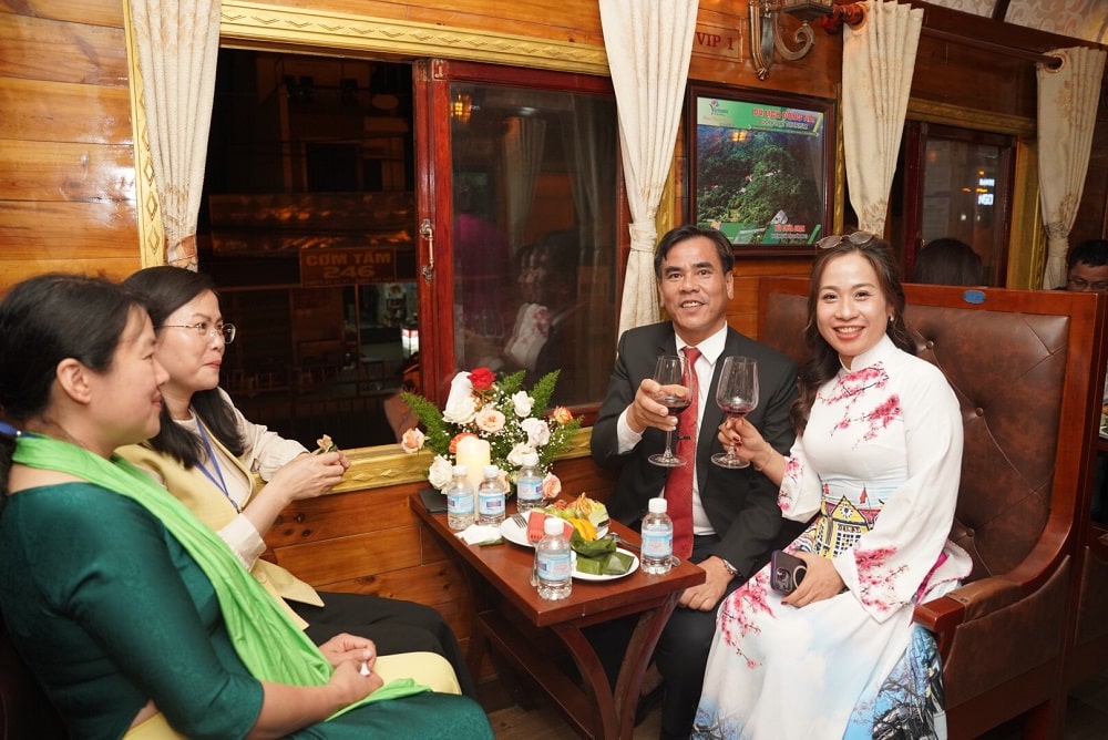 Khai tr&#x1B0;&#x1A1;ng t&#xE0;u du l&#x1ECB;ch &#x201C;h&#xE0;nh tr&#xEC;nh &#x111;&#xEA;m &#x110;&#xE0; L&#x1EA1;t&#x201D;