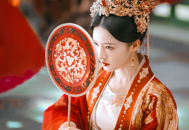 Hoàng hậu có xuất thân bần hàn bị hãm hại qua đời khi đang mang thai, Hoàng đế trả thù cho nàng bằng một cuộc thảm sát chấn động