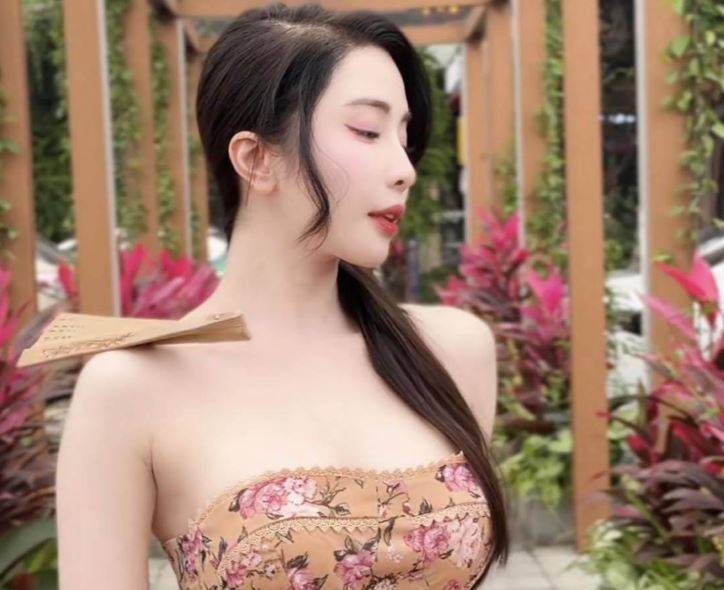 Chi Pu và Quỳnh Nga bắt trend ngậm quạt khoe bờ vai "móc áo", quyến rũ hút hồn cư dân mạng