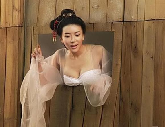 Cô trở nên nổi tiếng nhờ vai diễn 'Phan Kim Liên', ban đầu hẹn hò với một người đàn ông lùn 1 mét, sau đó chia tay và yêu người cao hơn 2 mét