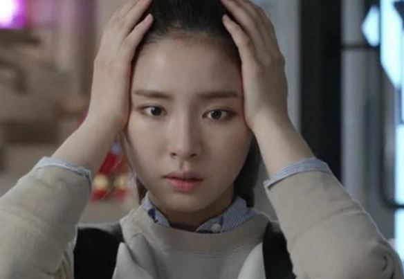 Vô tình cầm chiếc gối lên, tôi phát hiện ra bí mật tày đình của nhà chồng