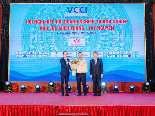 Ông Dương Đức Xuân – Phó Tổng Giám đốc Cảng Đà Nẵng (đứng giữa) thay mặt đơn vị nhận bằng khen của Chủ tịch VCCI.