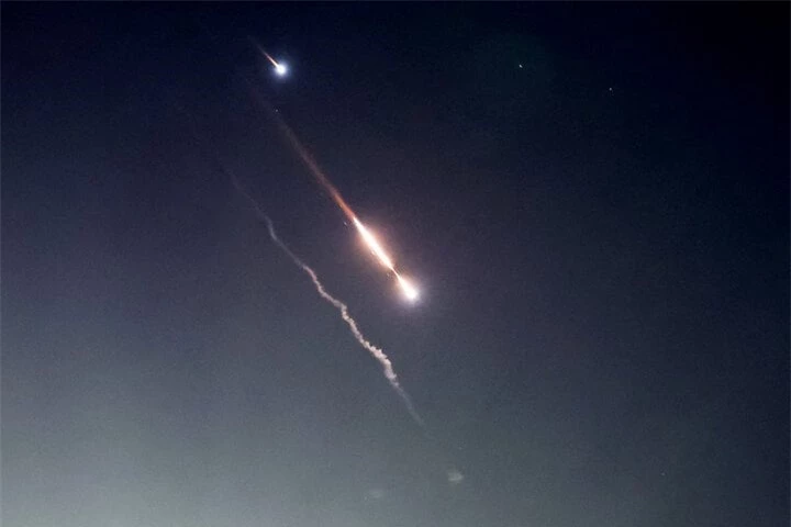 Tên lửa Iran bị chặn trên bầu trời ở Jerusalem vào tối 13/4. (Ảnh: Reuters)