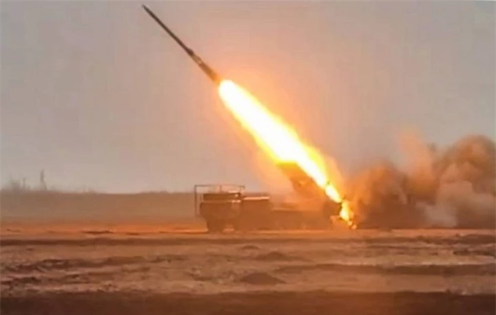 Nga tấn công bệ phóng hệ thống phòng không IRIS-T, kho đạn của Ukraine. (Ảnh: TASS)