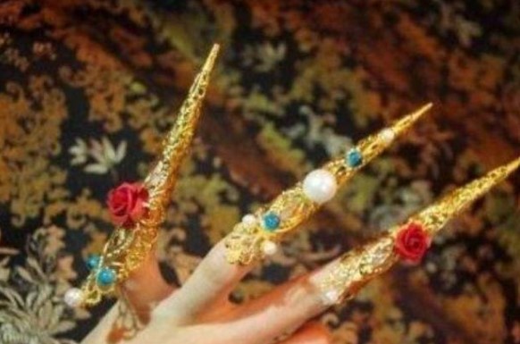 Tại sao phi tần trong triều đại nhà Thanh đeo 'móng tay giả'? Sẽ không bất tiện chứ? Khi biết sự thật nhiều người phải gật gù