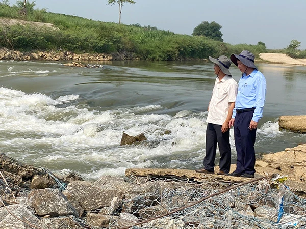 Lãnh đạo Sở TN&MT và Ban chỉ huy Phòng chống thiên tai TP Đà Nẵng khảo sát tại khu vực chuẩn bị đắp đập tạm trên sông Quảng Huế năm 2024, tăng lưu lượng nước về hạ du sông Vu Gia.
