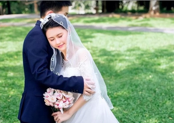 Bị bố vợ Việt ném thẳng quà ra cửa, chàng rể Trung quỳ trước bàn thờ ngay lần đầu ra mắt