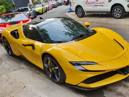 Cận cảnh siêu xe Ferrari SF90 Stradale màu vàng độc nhất Việt Nam